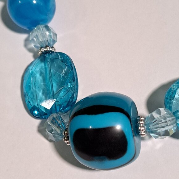 blue funky chunk necklace with metal clasp - Picture 4 of 5